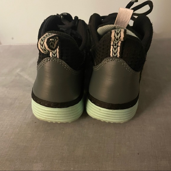 Nike Solarsoft Running :: Women’s Size 6 :: Black/Green - Picture 3 of 7